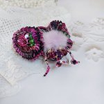 Broche Mouchi Rose Fuchsia et Noir brodée avec sequins, strass, perles verres, rocailles et perles cristal Swarovski