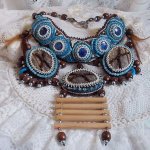 Collier Plaston Haute-Couture Typie Blue - Danse avec les Loups avec des perles semi-précieuses et des perles diverses