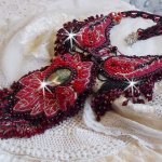 Plastron Cardinal brodé de rouge et noir avec un Jaspe rouge, des perles en onyx et des cristaux de Swarovski