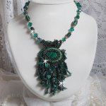 Collier pendentif Emerald Vert brodé avec une Malachite et des rocailles