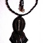 Collier pendentif Lisbonne brodé avec de magnifiques perles en onyx noir