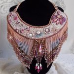 Plastron Rose Eternelle brodé avec des pierres semi-précieuse et pleins de perles diverses de qualité