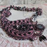 Plastrron Ville d'un Soir Noir et Rose, un reflet de lumière brodé avec des Quartz et des Cristaux de Swarovski