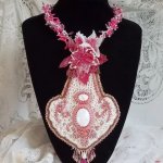 Plastron Lys Rose brodé avec une pierre de gemme l'Howlite blanc, rocailles, dentelle et perles diverses façon Haute-Couture