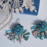 BO La Petite Sirène brodées des perles de gemme : cabochons en Turquoise et chips Pierre de Lune, Cristaux, perles rondes nacrées, rocailles et crochets d'oreilles en Argent 925 pour un style marin