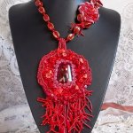 Collier pendentif Coralie brodé avec des pierres semi-précieuses en abondance.