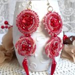 BO Coralie brodées avec des pierres de gemme : le Corail en forme de piments et des perles rondes brodées avec des rocailles Rouges et Saumon. Le tout est monté sur des crochets d'oreilles Gold Filled