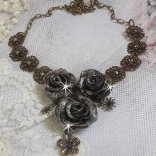 Collier Steampunk Queen crée avec des roses en porcelaine noire et marron, des cabochons en cristal et des accessoires de couleur Bronze