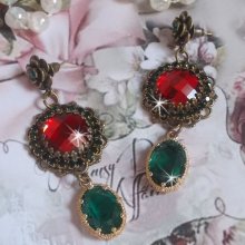 BO Camaïeu de Rouge et vert montées avec des cabochons en cristal Emerald et chaîne Emeraude, pendentifs en zirconium sur des estampes et boucles d’oreilles Bronze en Laiton et Métal 