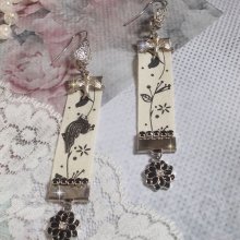 BO Oiseau Noir et Blanc avec un ruban imprimé d’un oiseau Noir sur branches, orné d’une chaîne strass Noir/Argenté avec des cabochons ronds Crystal AB et breloques émaillées sur dormeuses en Laiton