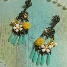 BO Coeur de Printemps, dagues en verre Menthe/Ivoire, cabochons résine Jaune, chaîne strass et cabochons cristal AB, papillons, fleurs époxy, estampes avec boucles en Métal. Une belle Nature !