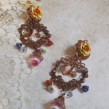 BO French Flowers avec des clochettes et campanules en verre, roses résine, estampes demi-lune, breloques feuilles et crochets d'oreilles en laiton
