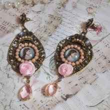BO Sissi Impératrice dans les tons rose et bronze, pendentifs, strass, chaîne perlée, gouttes et clous d'oreilles en mlétal en verre, breloques couronnes