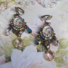 BO Affection de roses avec cabochons représentant un bouquet de fleurs, chaîne strass mixed couleurs montée sur estampes. Les pendants poires Rose et Vert affinent les boucles. Un air très romantique