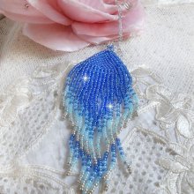 Pendentif Doux Rêves Bleutés aux rocailles de qualité en verre dans les nuances de Bleu et d’Argent. Au bruit des vagues, elles ne peuvent que vous sublimer par les mouvements et la souplesse