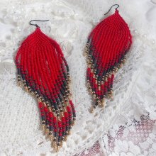 BO Tourbillons de Rouge avec des rocailles aux trois couleurs : Rouge, Bleu Iris et Doré pour les pampilles. Le tout est monté sur des crochets Noirs en Laiton. La passion et l’amour d'un rouge vif