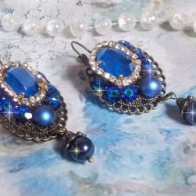 BO Leila avec des cabochons ovales de couleur Royal Blue à laquelle s’ajoute des cabochons ronds, perles nacrées et fleurs. Ils sont tous en Cristal, les dormeuses couleur Bronze sont en Laiton