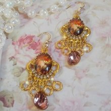 BO Paris représentant une jeune femme à Paris, orné d’une chaîne strass Cristal/Doré avec des breloques, des pendants ovales Blush Rose, montés sur des crochets en plaqué Or. Paris en mode vintage.