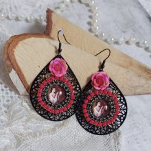 BO Look Coco créées avec des cabochons loupes représentant une femme avec son perroquet, des pendentifs filigranés de couleur Noir, des perles en verre et en résine