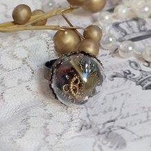Bague Clochy montée avec breloques métal, cabochons Cristal Swarovski et perles résine