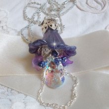 Pendentif Eclat de Cristal monté avec une goutte en Cristal, fleurs en Verre, fleurs lucites dont une plus grande peinte à la main avec paillettes Argentées. Une composition florale