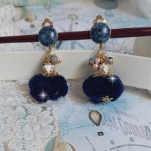 BO Petites Douceurs montées avec pompons ronds, cabochons verres et perles Cristal Swarovski