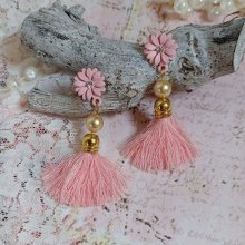 BO Baby Pink montées avec pompons, coquilles, perles rondes nacrées cristal Swarovski et puces marguerites