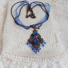 Collier Fleurs Bleues avec estampe, fleurs en résine, rubans, queue de rat, cabochons zirconium et perles cristal Swarovski