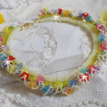 Collier Garden Flowers avec des fleurs Frosted, des rocailles, des tubes de couleur jaune, des fleurs en Lucite et des rocailles