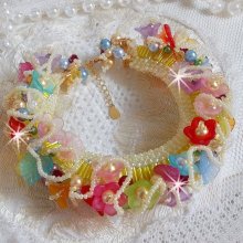 Bracelet Garden Flowers perlé avec des rocailles Jaunes et Ivoires à laquelle s'ajoute des fleurs et feuilles Lucites, cristaux, perles, tubes et fermoir en plaqué Or, une belle Nature !