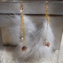 BO Douce Blanche aux plumes blanches, perles en plaqué Or et Cuivre/Argent, crochets d'oreilles avec un cristal. Un look Amérindien 