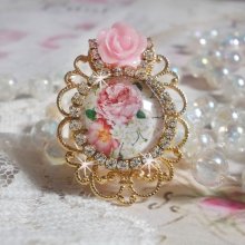 Bague bouquet valentine, cabochon avec des roses strassé de cristaux, rose résine sur bague laiton doré, élégance pour un style vintage