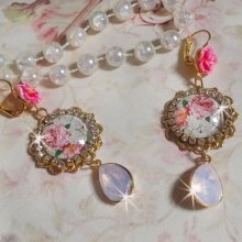 BO Bouquet Valentine, cabochons en verre strassés de cristaux, roses en résine, poires Rose Opale en cristal et dormeuses dorées Laiton
