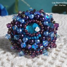 Bague Roses Bleues Royales brodée avec un cabochon en verre et de très belles perles façon baroque