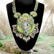 Collier victorien Haute-Couture Anisse brodé avec de la dentelle ancienne, cabochon résine portrait de femme.