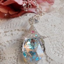 Collier Fleur d'Argent avec un merveilleux pendentif en cristal de Swarovski, un intercalaire cœur argenté avec une chaîne, des anneaux, un fermoir et une chaînette d'extension en Argent 925/1000