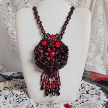 Collier Midnight in Paris brodé avec des Cristaux de Swarovski, des roses en résine, des rocailles et des dagues noires