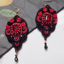 BO Midnight in Paris brodées avec des cristaux de Swarovski, des roses rouges en résine, des perles nacrées, des rocailles et des crochets d'oreilles en Gold Filled 14 carats