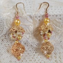 BO La Petite Robe Jaune montées avec des rocailles de qualité couleur Jaune, Cerise et Rose à laquelle s’ajoute des perles rondes nacrées en Cristal, perles, coupelles Laiton et Plaqué Or