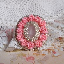 Bague Parisian Roses très romantique brodée avec un cabochon en quartz orné de roses.