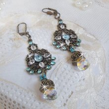BO Lady in Blue montées avec des chandeliers, intercalaires rondes en forme de fleur, cristaux, poires en Zirconium, rocailles en Verre sur dormeuses en Laiton
