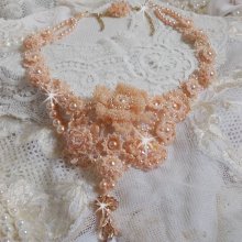 Plastron Idylle Beauté Haute Couture brodé avec cabochons perlés de perles rondes nacrées en Cristal de Swarovski, des toupies et des rocailles de couleur Saumon, une belle harmonie avec le design 