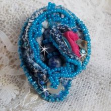 Bague Far West tout en jean brodée avec des pierres de Gemme : Le Sodalite et le Jade Jaune à laquelle s'ajoute un tissu en Jean, un tissu moucheté de fleurs avec des chatons en Cristal et des toupies