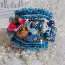 Bracelet Far West manchette brodé avec du tissu en jean, des perles de gemmes : le Sodalite, l'Agathe, des perles en céramique, des perles rondes nacrées en verre de Bohème et des rocailles