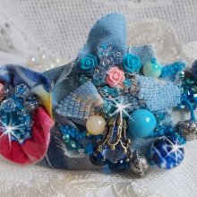 Barrette à cheveux Far West brodée avec des pierres semi-précieuses (le Sodalite et le Jade Jaune), du tissu en Jean avec des fleurs, des Cristaux de Swarovski et des rocailles