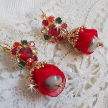 BO Mia avec des perles rondes Fimo avec des Roses, montées avec des coupelles filigranées en Plaqué Or avec du ruban organza Rouge à laquelle s’ajoute des cabochons ronds sur dormeuses en Laiton