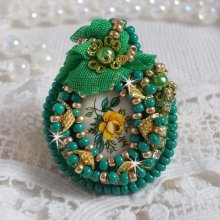 Bague Belle Emeraude avec un cabochon en céramique composée d'une rose de couleur jaune et vert