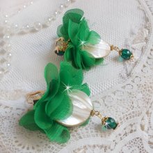 BO Belle Emeraude créées avec de belles nacres bombées, fleurs en tissu avec une tulle de couleur vert émeraude, des cristaux et des dormeuses dorées en laiton