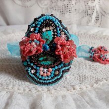 Bracelet manchette Naïade, belle bleu ces cabochons en Turquoise brodé façon Haute-Couture