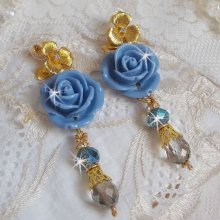 BO Bell’issim Rose Bleu Barbeau avec des roses en résine, cabochons Cristal AB, gouttes facettées, perles rondes en verre de bohème, coupelles et clous d'oreilles en laiton
